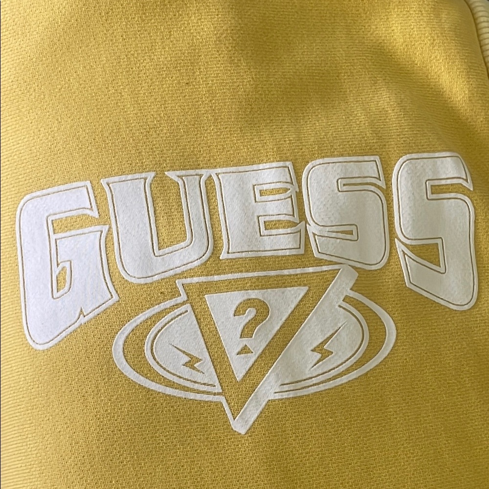 GUESS Butter Yellow cropped pullover with hood and matching shorts cotton set - Picture 5 of 14